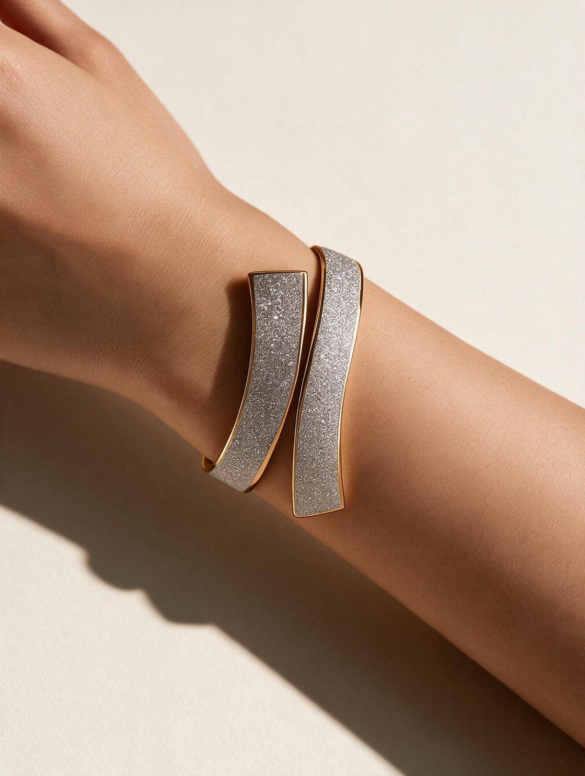 Bracelet worn on the wrist